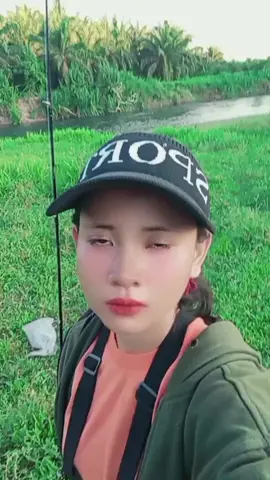 jangan tanya kesibukan ku apa saja yang pasti jika ada waktu luang yang kosong udah pasti ku berangkat mancing, kalo belum mode on mancing berarti lagi kerjo, kalo malem aku ngejagain bumi, udah itu aja aktivitasku lurr#wonderwoman #pekerjakeras #kuliindonesia🇲🇨 #ladyangler #fypシ゚ 