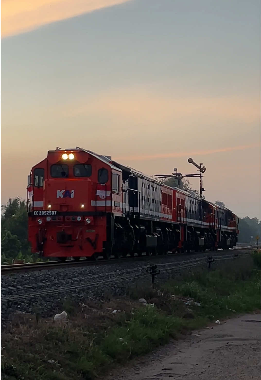 ujicoba dinamis lokomotif CC 205 angkatan tahun 2025 terbaru  #keretaapiindonesia #keretaapi #kai121 #cc205 #kai 