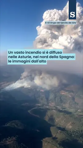 Le riprese aeree effettuate dalla 43ª unità delle Forze aeree spagnole mostrano dense colonne di fumo provenienti dai violenti incendi boschivi scoppiati nella regione settentrionale delle Asturie, in Spagna, lo scorso 26 agosto. #incendio #spagna