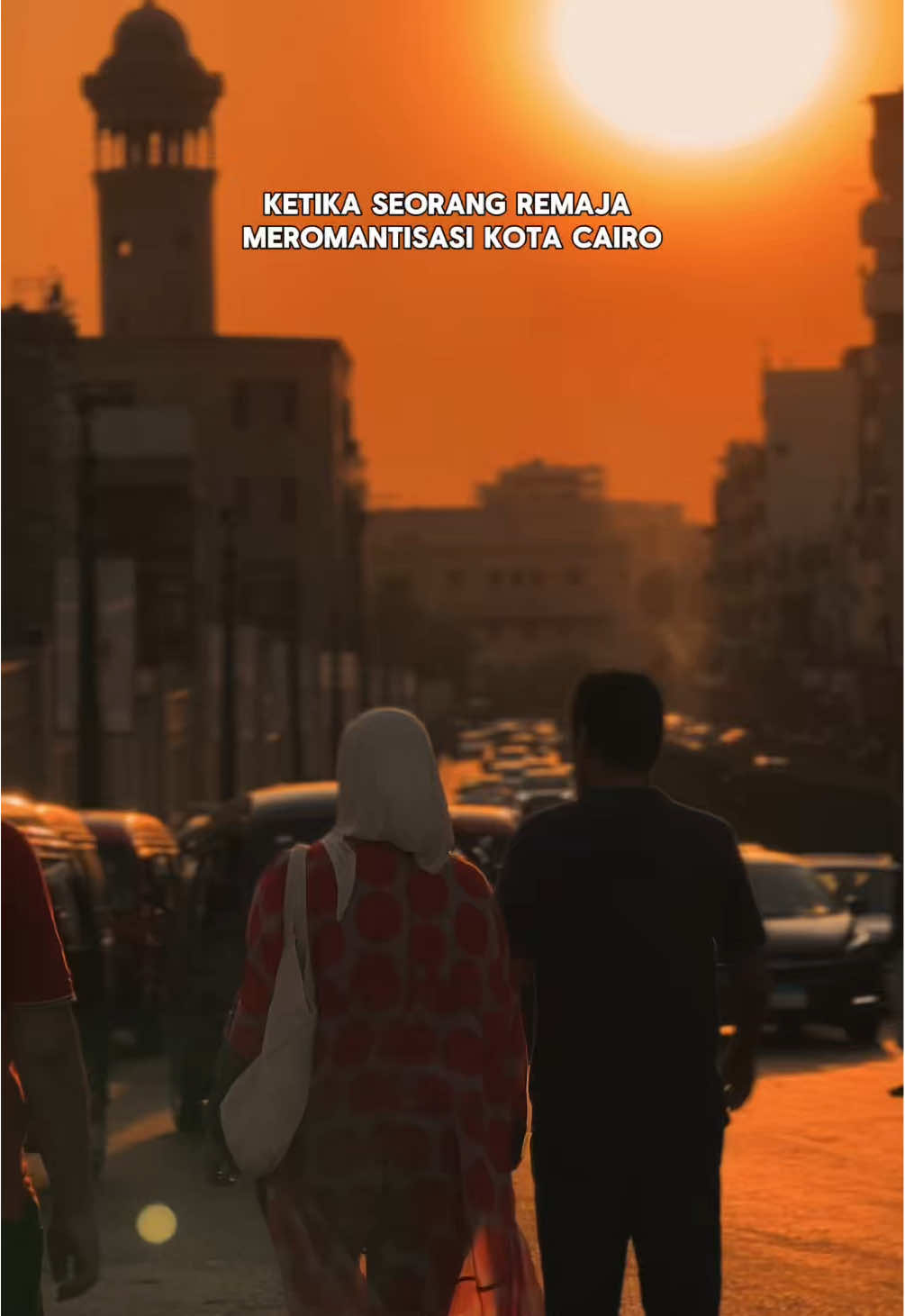 Siapa sangka… dibalik hiruk pikuk cairo, ada romance vibes yang tersembunyi dibawah terpaan mentari jingga, dibalik klakson klakson taxi yang menyusuri kota, dibalik kibaran bendera anak anak pemanggil dara.  . . . #videography #senjaegypt #senja #senjasore #fotografia  