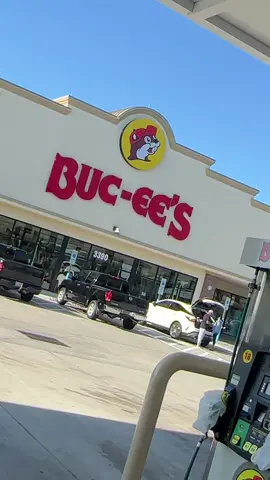 Taking my Icelandic girlfriend to @Buc-ee’s for the first time! #bucees #icelandic #firsttime #fyp #couples 