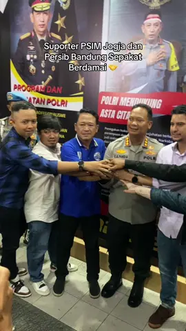 Perwakilan suporter PSIM Jogja dan Persib Bandung akhirnya bertemu di Polresta Yogyakarta, pada Rabu (27/8/2025) sore. Mereka sepakat berdamai usai kejadian di Jogja beberapa hari lalu. 