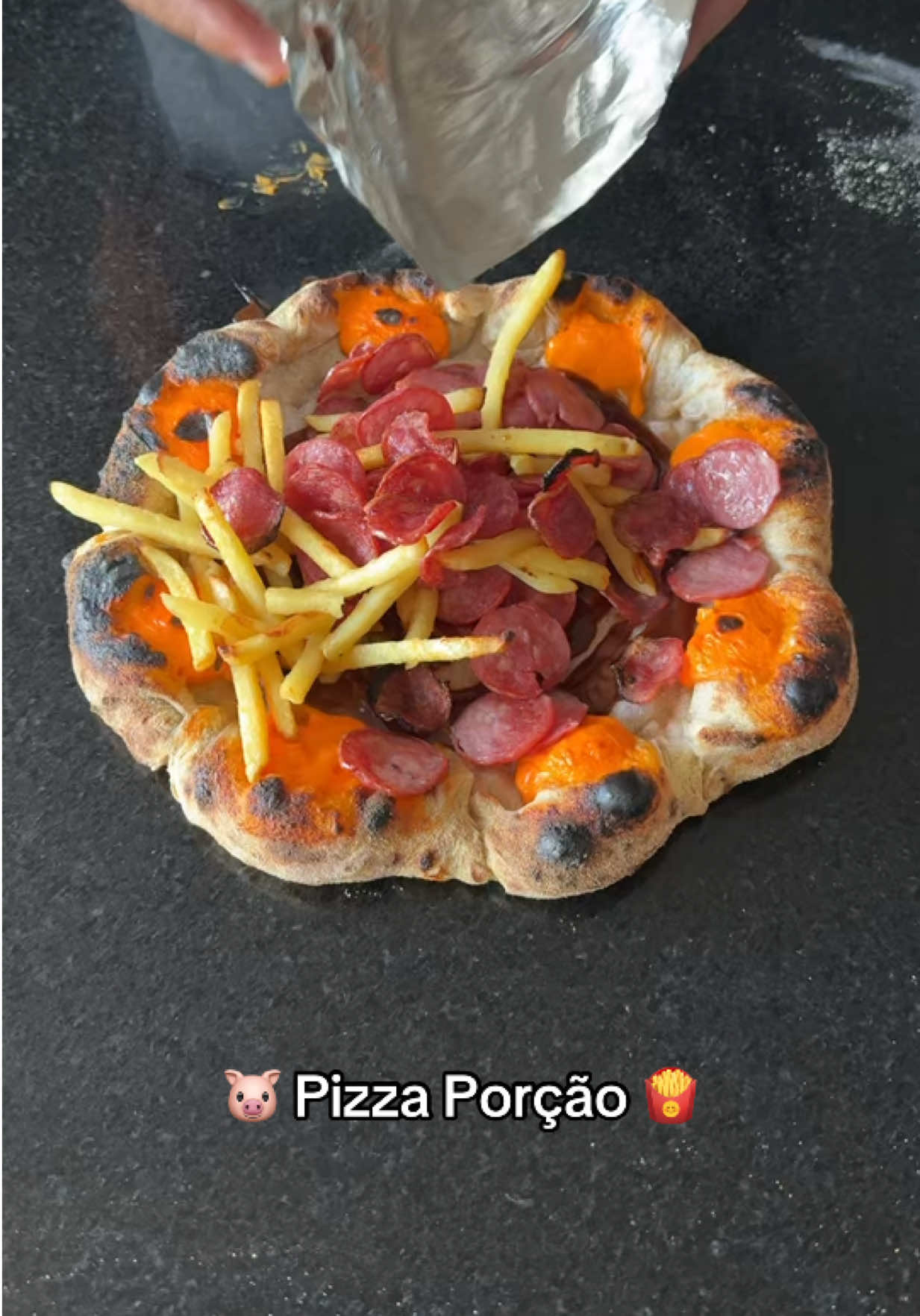 Pizza Porção de calabresa com batata e borda de cheddar. 🐷🍟 . . . #pizza #pizzatime #pizzalover #calabresa #frenchfries  