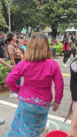 *Tieka.. ono ada pengamen klo gua samperin kira² pd ngenalin gua ga yaa..?? coba lu videoin yaa..!!*  ini waktu kita ada undangan di kota tua kak,pas jln pulang ada pengamen kk lgsg samperin dan nyanyi bareng... 🥺🥺 alfatihah Nina binti Niman..@Mpo Alpa  #fypシ゚viral #alfatihah🤲 #mpokalpa #viralvideo #fyp 