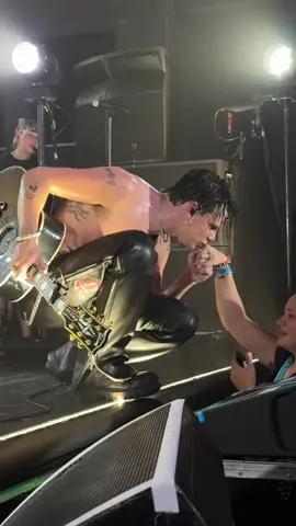 😭 @yungblud the sweetest #yungblud #yungbludarmy #blackheartsclub 