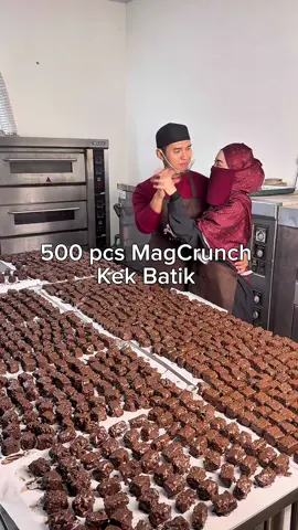 “First batch 500 pcs dah siap! Fresh dari dapur kami berdua 😍 Alhamdulillah, Allah mudahkan urusan sampai siap semua ni 🙌 Maaf korang stock sangat terhad, sebab kami homemade sendiri 🥹. Insya Allah akan update stock seterusnye di @Ary Kitchen  #magcrunchbatik #arykitchen  #fyp #fyppppppppppppppppppppppp 