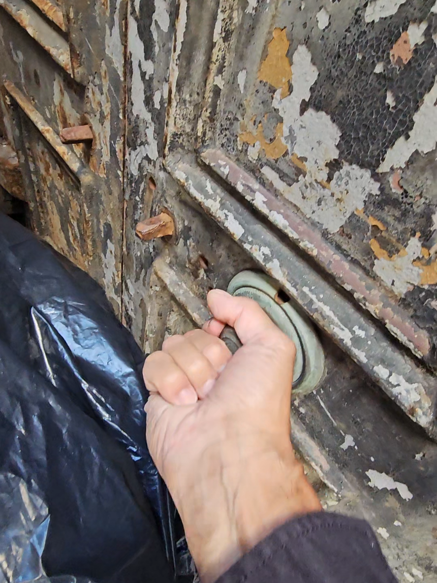 The 1800s #Safe is STILL here!!! Next to #Diddy #PDiddy #CourtHouse in lower #Manhattan 