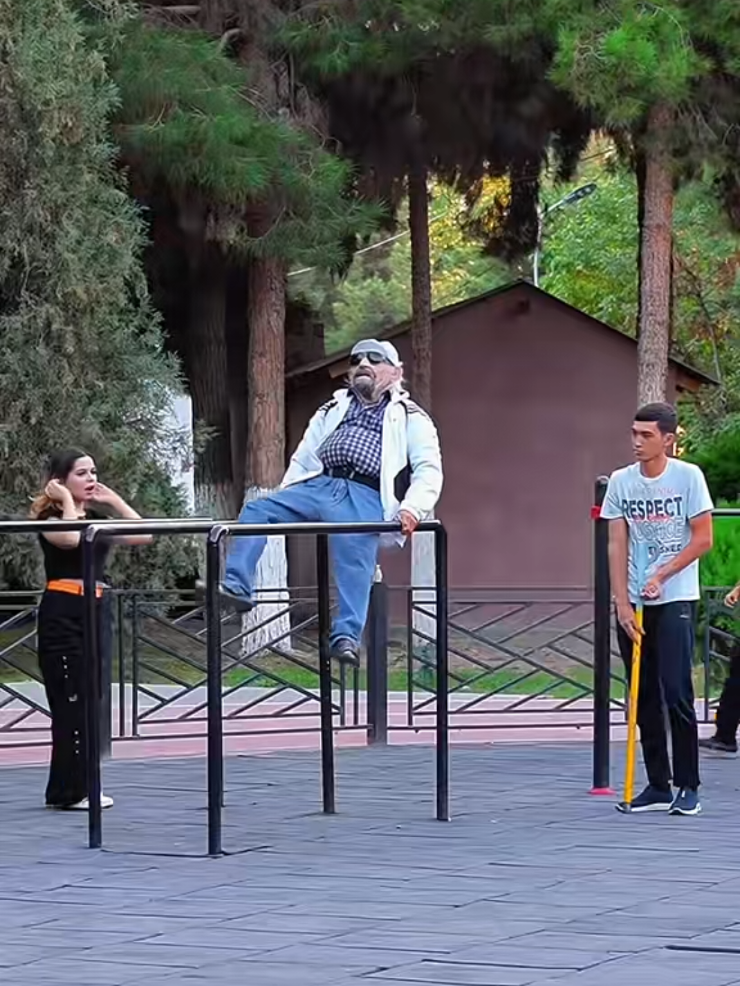 25 kg Mope 🧹 Prank Old Man❤️‍🔥 . .#calisthenics #motivation #prank #workout #streetworkout #foryou 