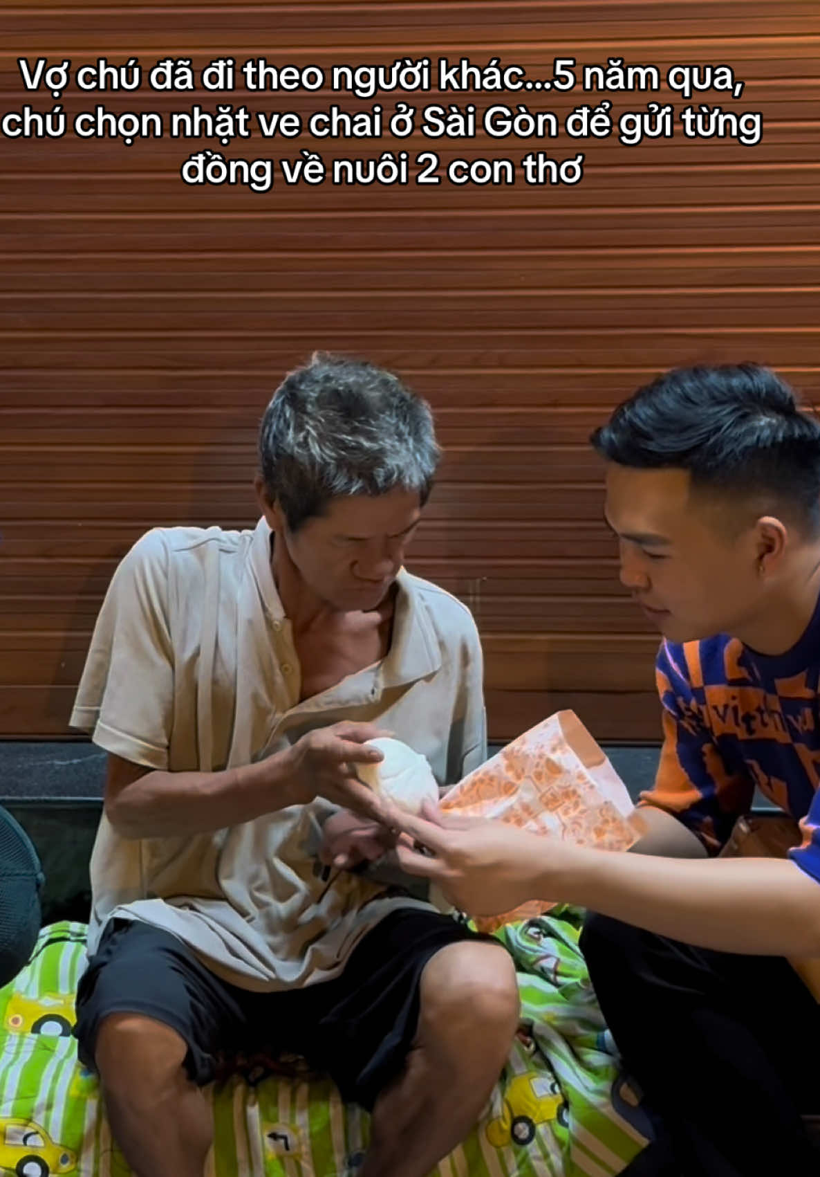 Từ ngày gia đình không còn trọn vẹn…5 năm qua, chú chọn nhặt ve chai ở Sài Gòn để gửi từng đồng về cho ông bà nuôi 2 con thơ.🥺 Cảnh gà trống mưu sinh trên Sài Gòn hoa lệ thực sự nghị lực phi thường, người cha tuyệt vời. Xin lôi đã làm chú thức giấc, món quà tinh thần gửi tặng chú chúc chú luôn bình an khỏe mạnh ❤️ #nguyentrongthao #saigon #hạnhphúc  