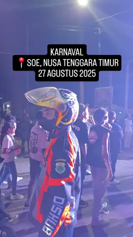 ONCE IN A LIFETIME EXPERIENCE! Ini namanya apa? Background story. (Lagi ada kerjaan shooting documentary bersama @lakoat.kujawas dan pas balik ke hotel di SOE, denger suara dan langsung keluar dan lihat banyak TRUK dengan lagu yang berbeda2. Bener2 pengalaman yang UNIK) 