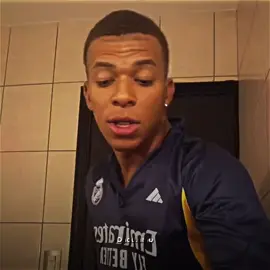 real precisando do mbappé, o mbappé: @Sósia do Mbappe  #mbappé #kyllian #futebol #fyp 