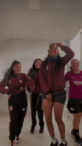 Celebrando los 3 puntos ⚽️🫶🏽@Stefany Paloma Del Solar Muñiz @Daneri Castillo @h-s.sarita @Brenda Jos #cholitamarina💃viral #huaynosperuanos🇵🇪 #cusco_peru🇵🇪 #colombiana🇨🇴 #futbolistasprofesionales 