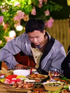 Đàn ông Việt Nam lên được sân khấu, xuống được căn bếp; cầm được cây đàn và cũng cầm được cân câu 🌹😎 #buicongnam #giadinhhaha #xuhuong