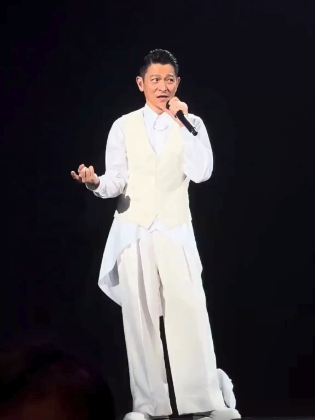 Giọng đã khàn, sức khỏe cũng yếu hơn rồi :) Có những lúc hát không còn 