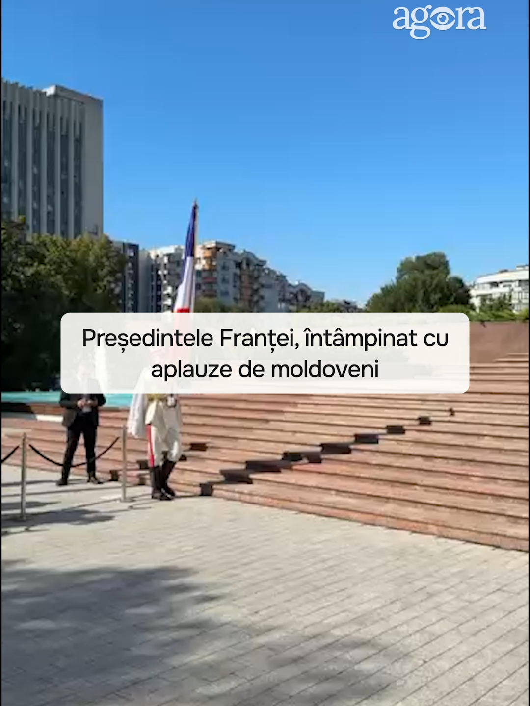 👏 Macron, întâlnit de cetățenii prezenți în fața Președinției cu aplauze. Reamintim că, președintele Franței, Emmanuel Macron, cancelarul Germaniei, Friedrich Merz, și premierul Poloniei, Donald Tusk vizitează în R. Moldova de Ziua Independenței. #agoramedia #AGORA #agoramd #știriagora #maiasandu