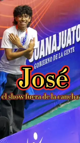 ✨🏐 La pasión por el deporte no solo se vive dentro de la cancha… también fuera de ella. Ahí está José, el voluntario que en el México vs Surinam convirtió la limpieza de la duela en un verdadero show 🔥🕺 Con actitud, ritmo y mucho corazón, nos recordó que cuando disfrutas lo que haces, se nota… ¡y contagia! 🙌💯 #Voleibol #México #PasiónDeportiva #Actitud #CopaPanamericanaSeniorVaronil 