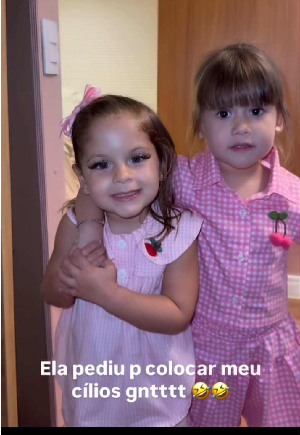 A floflo de cílios 🤣🤣 #mariaflor #mariaalice #virginia #maquiagem 