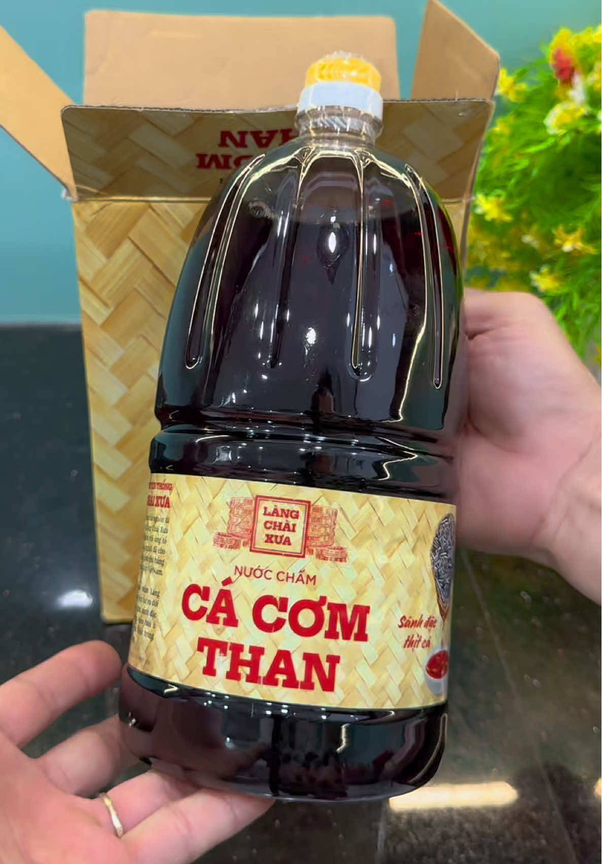 Nước chấm cá cơm làng chài i xưa can 2 lít ##emkieutaphoa##nuocmamcacomthan##nuocmamlangchaixua##nuocchamngon##nuoccham