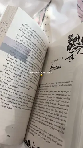 Can’t really see the page because I didn’t want to break the spine 😘 . . . #powerless #laurenroberts #romantasy #BookTok #kaiazer 