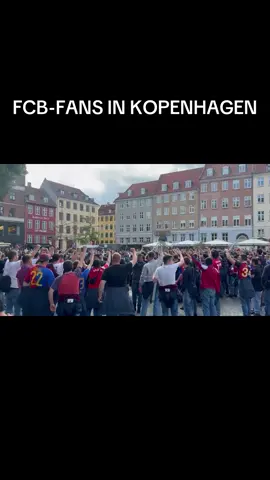 Zahlreiche Basel-Fans stimmen sich in Kopenhagen für das entscheidende Playoff-Rückspiel ein.  #basel #fcb #kopenhagen #fans #fcbasel 