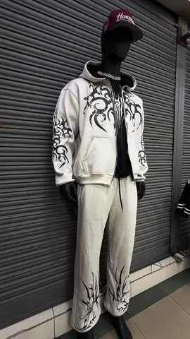 💥Colección Exclusiva de Conjunto Tribal Zip Hoodie Boxy Fit y Baggy Calentador 💥 ✔️Talla S M L  ✔️ Color Abano y Negro  ✔️Modelo Exclusivos  📱 0992782942 Visítanos: 📍Quito- Ecuador / Centro Histórico 🏬C.C. Hermano Miguel😍 Segundo Piso / Pasillo 10B /Local 907/ Horario de atención de 10 am a 18 pm 📦Servicio de entrega a domicilio en Quito y Envíos Seguros a Nivel Nacional 📦  #creatorsearchinsights #modaboxyfit #conjuntourbano #streetwearfashion #dmmoda  