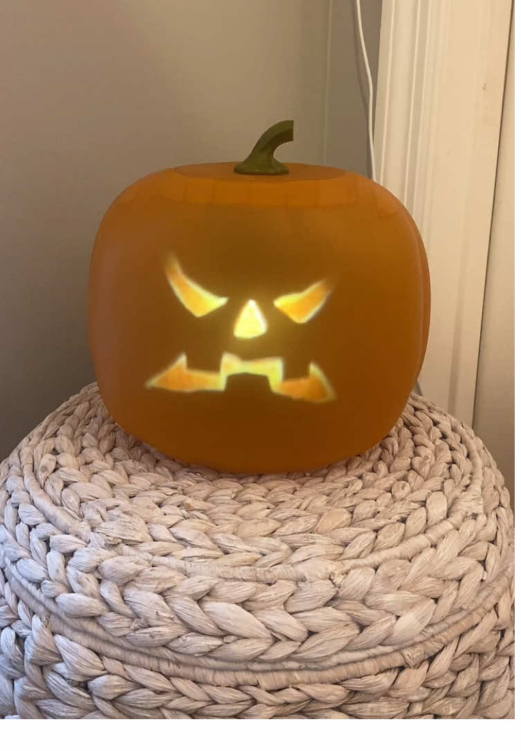 Animated Jabberin’ Jack pumpkin #animatedpumpkin #jabberinjack #jackolantern #spookyseason #halloweendecorations 