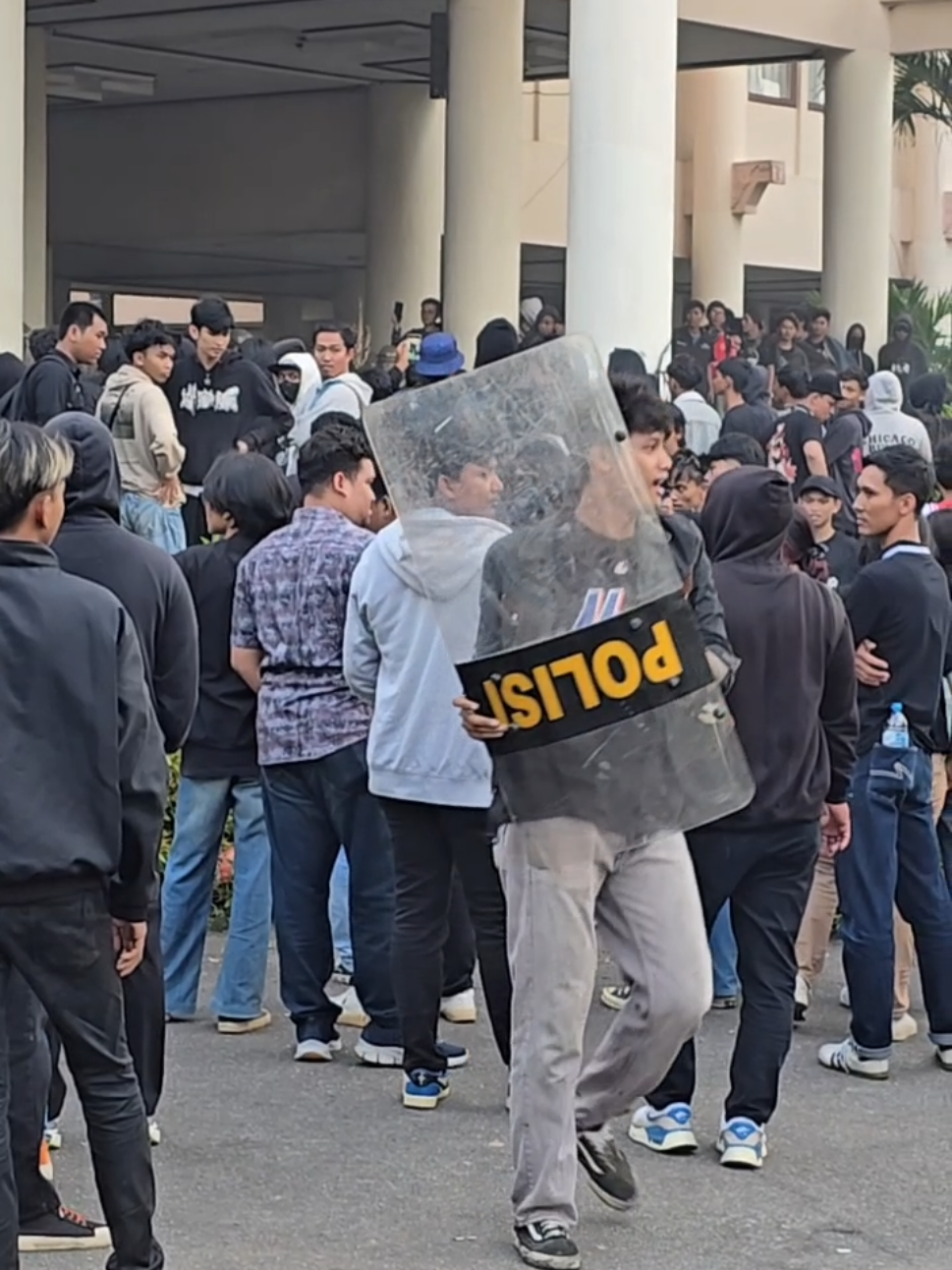 aksi demo mahasiswa dan masyarakat di kantor DPRD PONTIANAK Jilid 1 rabu 27 agustus 2025 #demo  #acab #dprd #pontianakinformasi #anarkis 
