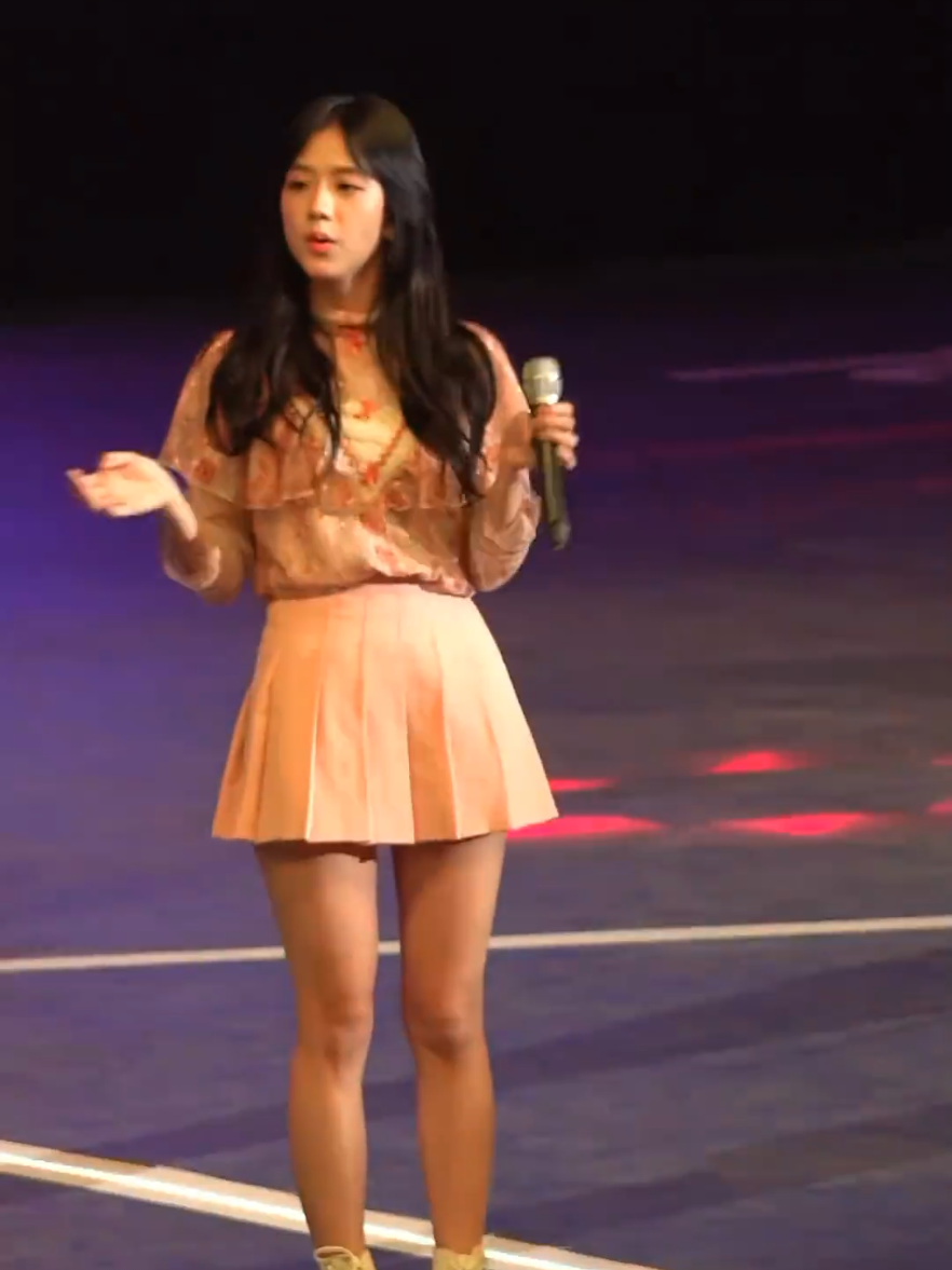 sẽ có rất nhiều fan only của Jisoo lần đầu ngắm cổ diện offit này😘 #jisoo #viral #xuhuongtiktok #OnNi🔥 