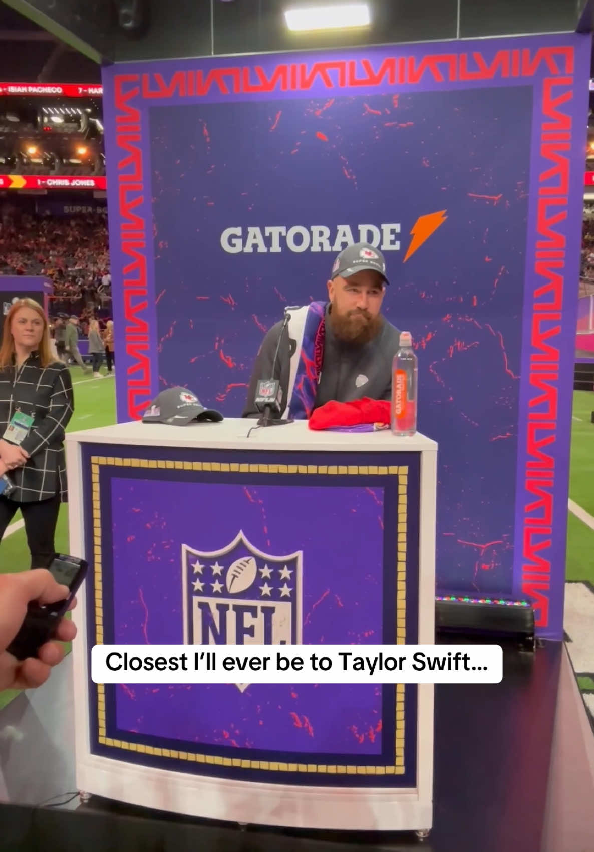 He should be wearing his engagement ring 😅 #taylorswift #traviskelce #celebrities 