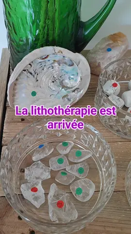 🧘 C'est une médecine douce faisant appel aux vertus et aux forces énergétiques des pierres et des minéraux afin d'aider et d'équilibrer l'être, l'âme et le corps. 🧘 Agissant à travers la vibration, la résonance et la couleur, elles travaillent sur l'enveloppe biomagnétique, l'aura et la purification des chakras. #lithotherapie #pierresnaturelles #cristaux #meditation #pourtoi  