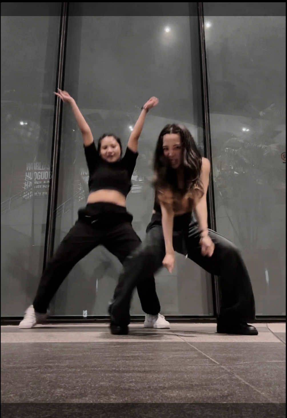 a short one with @vanessatyl_ 👀 dc: @Miko ࿔˚ #dance 