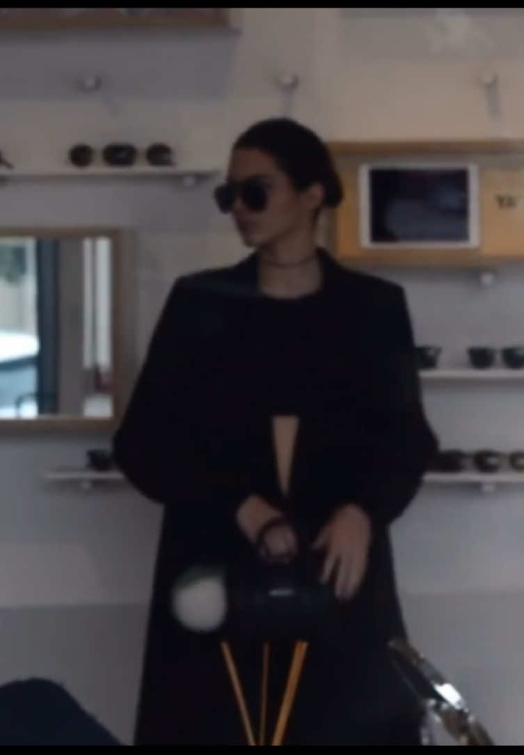 Kendall with Hailey in 2016 🖤#kendalljenner #haileybieber #paparazzi 
