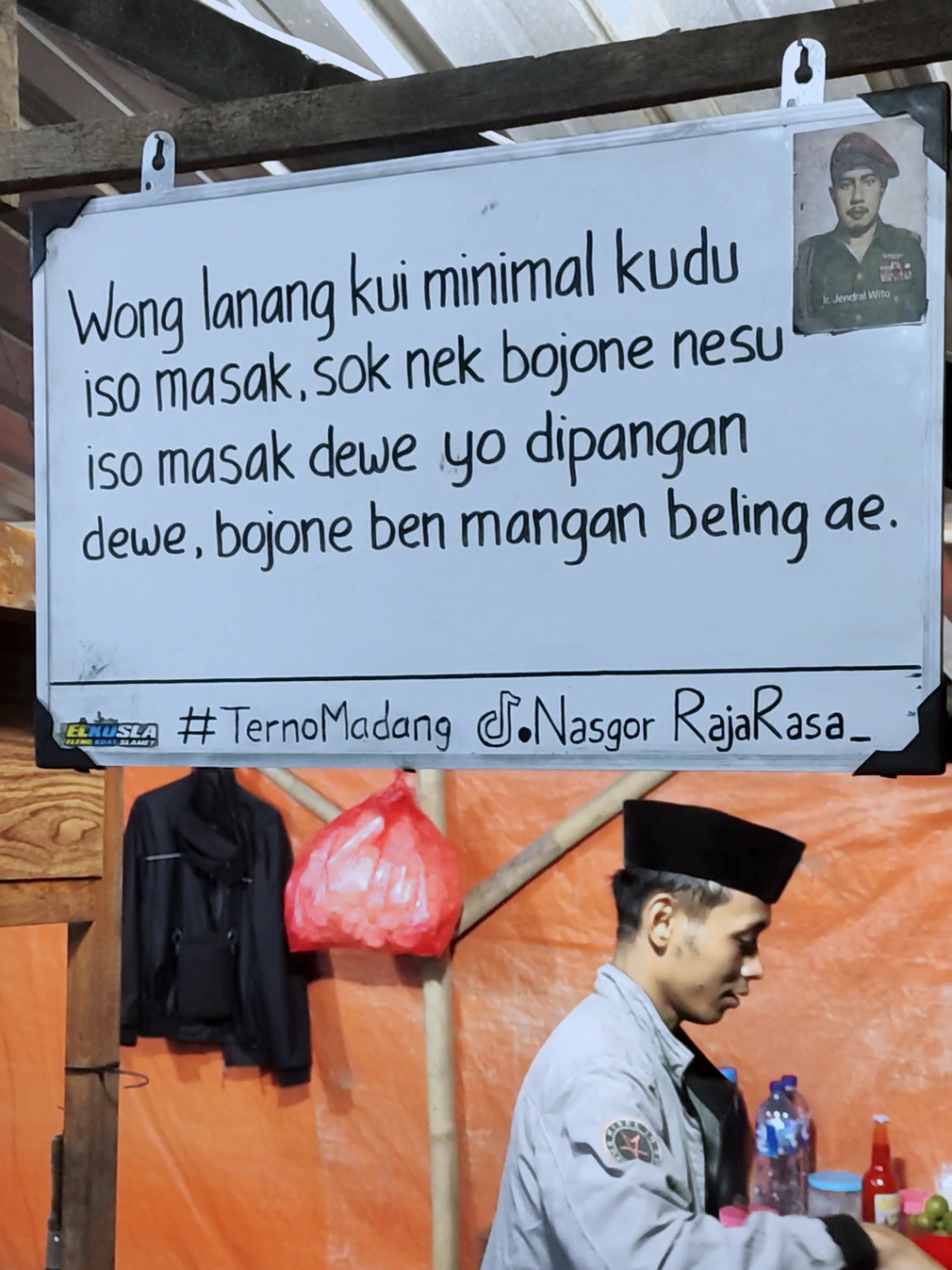 urusan e dewe dewe pokok! Lokasi: Nasi Goreng RAJARASA Etan Prapatan Ngumpul, Balong, Ponorogo. #quotes #storyjowo #jowostory #fyp #masukberanda #nasigorengrajarasa #balongpride #fyppppppppppppppppppppppp #jowopride #ponorgo24jam #rombongannyeni #sampitak 