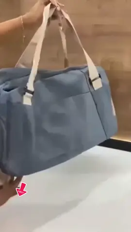Bolsa mala de viagem com pompom grande, ideal para academia e viagens. Moderna, espaçosa e multifuncional, oferece grande capacidade para organizar seus pertences com estilo e praticidade em qualquer ocasião. #Viagem #BolsaFeminina #MalaDeMão #Academia #Estilo 