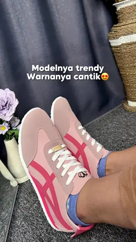 Kamu harus punya sneakers Jn2605 yang punya warna secantik ini😍 bikin looks kamu makin oke dan cantik💖#fyp #viralditiktok #sepatujoanne #bestseller #sneakers 