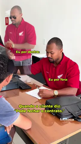 Aquela felicidade do nosso time de vendas quando o cliente fecha o contrato! ✍️🕺🏻😂 #honda #consorciohonda #motoca #motociclistas #viraltiktok @Negao_da_honda 
