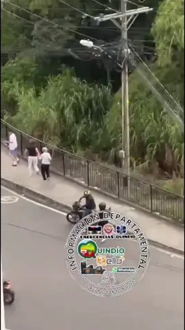 🔴 Como Jhon Freddy Peña Cardona, de 49 años de edad, fue identificado el hombre asesinado la tarde de este martes 26 de agosto en el barrio Villa Liliana de Armenia. La víctima se movilizaba en una motocicleta de placa TFE 64E cuando fue interceptado por sicarios en moto que le dispararon y emprendieron la huida. 😔 Lo más conmovedor del hecho quedó registrado en video: la imagen de un niño 👦 corriendo junto con quien probablemente es su abuela 👵, buscando protección en medio del miedo tras escuchar los disparos y ver a los responsables escapar. Una escena que refleja cómo la violencia no solo cobra vidas, sino que también hiere la tranquilidad de las familias y marca la inocencia de los más pequeños. 🙏 Esperamos que las autoridades competentes logren capturar a los responsables ⚖️ y que hechos como este no se sigan normalizando en nuestra ciudad.