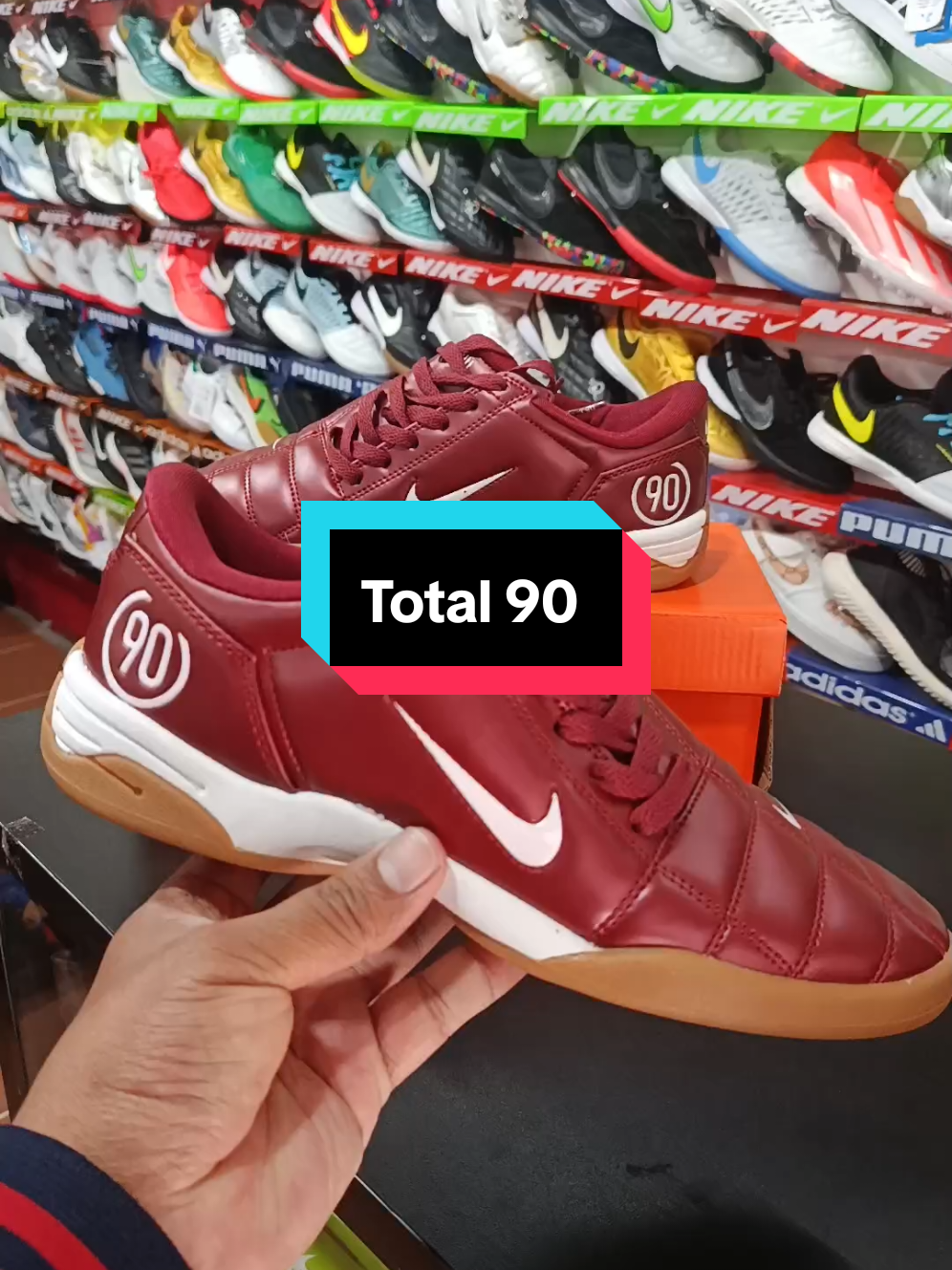 Nuevamente nos Ingreso las TOTAL 90 tallas disponibles del 39 al 44 Pocas Unidades has tu pedido con nosotros Somos de Sucre Visítanos estamos ubicados Calle Ostria Reyes Num 670 envios a todo el País 🇧🇴 WhatsApp 63767676  #total90 #futbolsalon #emanuelsports #santacruzdelasierra🇳🇬 #bolivia🇧🇴 
