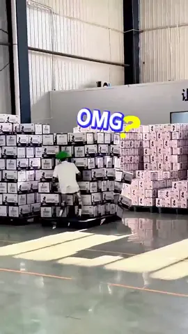Why did this robot collide with the box?#humanrobot #robot #unitreerobotics #fyp #Funny 