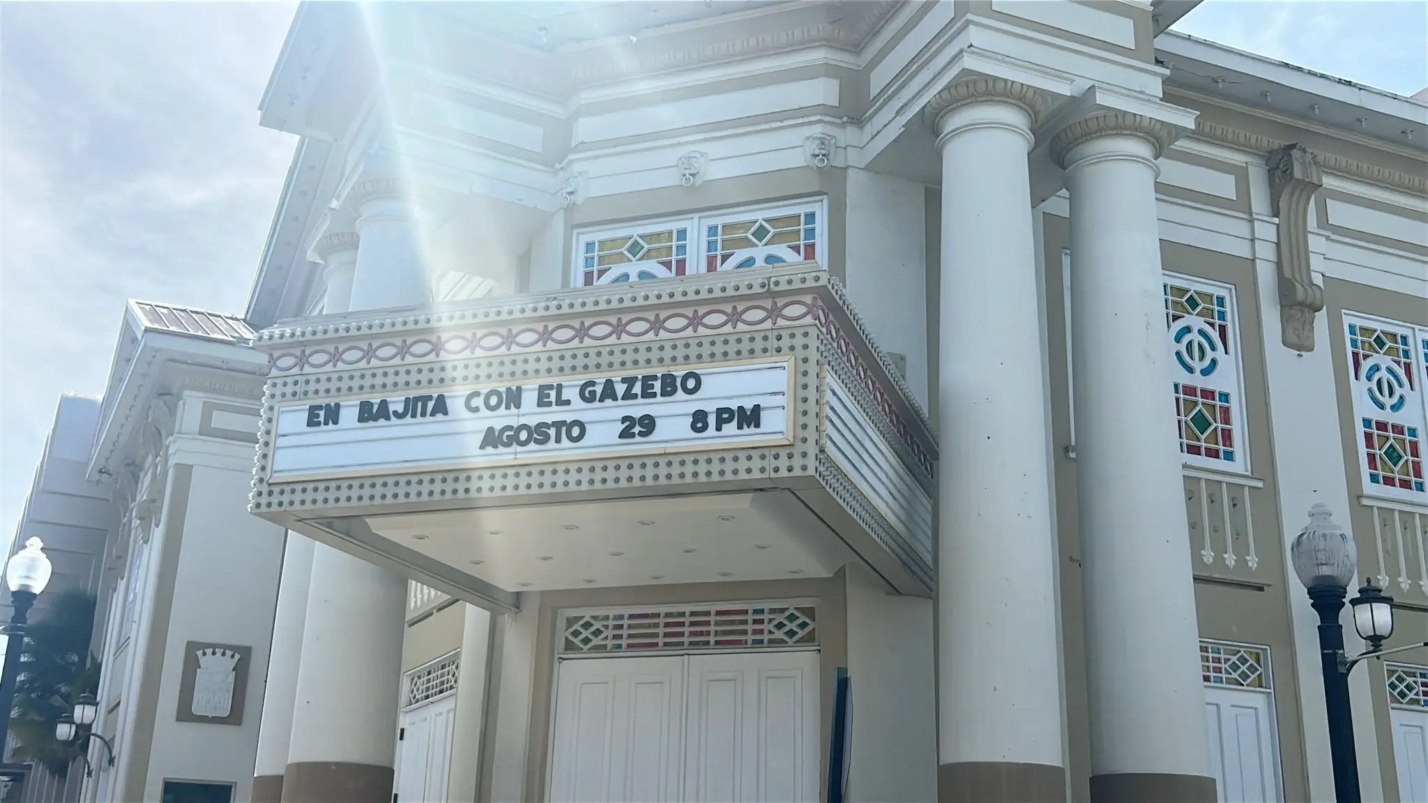No entienden lo emocionante que es ver el “En Bajita con El Gazebo” en el Teatro Yagüez!! Cosas que uno sueña por años y se van logrando poco a poco. Estoy super pompiao y ready para darle con to y bolas y el viernes! Gracias a todos, nos vemos alli🫶🏻 Si no han comprado su taquilla denle para PRticket.com