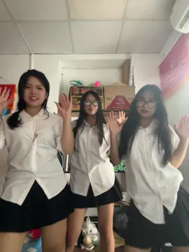 Shake it to the max….. #shakeittothemax #nhwii🐹 #tiktokdance #xh @Quỳnh Trang @glinh xinh dep 