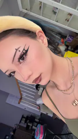 me makeup is so smooth today 