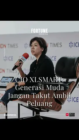 Di panggung Indonesia Summit 2025, Yessie D. Yosetya, Director sekaligus CIO PT XLSmart Telecom Sejahtera Tbk, tidak sebatas membahas teknologi dan strategi korporasi. Di hadapan audiens, ia menitipkan pesan esensial bagi generasi muda: pelihara rasa ingin tahu. Menurutnya, curiosity adalah modal utama yang akan membentuk ketahanan sekaligus ketajaman berpikir di tengah industri yang kian kompetitif. Lebih jauh, Yessie menekankan pentingnya keberanian melangkah keluar dari zona nyaman. Setiap peluang, meski terasa asing, layak dicoba. “Risiko terburuk hanyalah kegagalan. Tetapi bila berhasil, nilai tambahnya bisa sangat besar,” ujarnya. Prinsip ini tercermin dari lintasan kariernya sendiri yang kerap berpindah lintas fungsi, hingga akhirnya mengantarkannya pada kursi strategis di perusahaan hasil megamerger raksasa telekomunikasi. Pesan tersebut sejalan dengan kebutuhan dunia kerja modern, di mana fleksibilitas dan proaktivitas lebih bernilai daripada sekadar menguasai satu spesialisasi. Dengan memelihara rasa ingin tahu dan keberanian mengambil kesempatan, generasi muda berpotensi memperluas perspektif, memperkaya keputusan, dan membuka jalan menuju kepemimpinan—bahkan di level korporasi sebesar XLSMART. Baca berita ini selengkapnya di linkin.bio/fortune_idn (Link di bio) Ikuti channel Telegram FORTUNE Indonesia untuk mendapatkan update eksklusif seputar bisnis dan ekonomi. Bergabung sekarang di https://t.me/fortuneIDN #FORTUNEIndonesia #IDN #ForABetterIndonesia #IndonesiaSummit2025 
