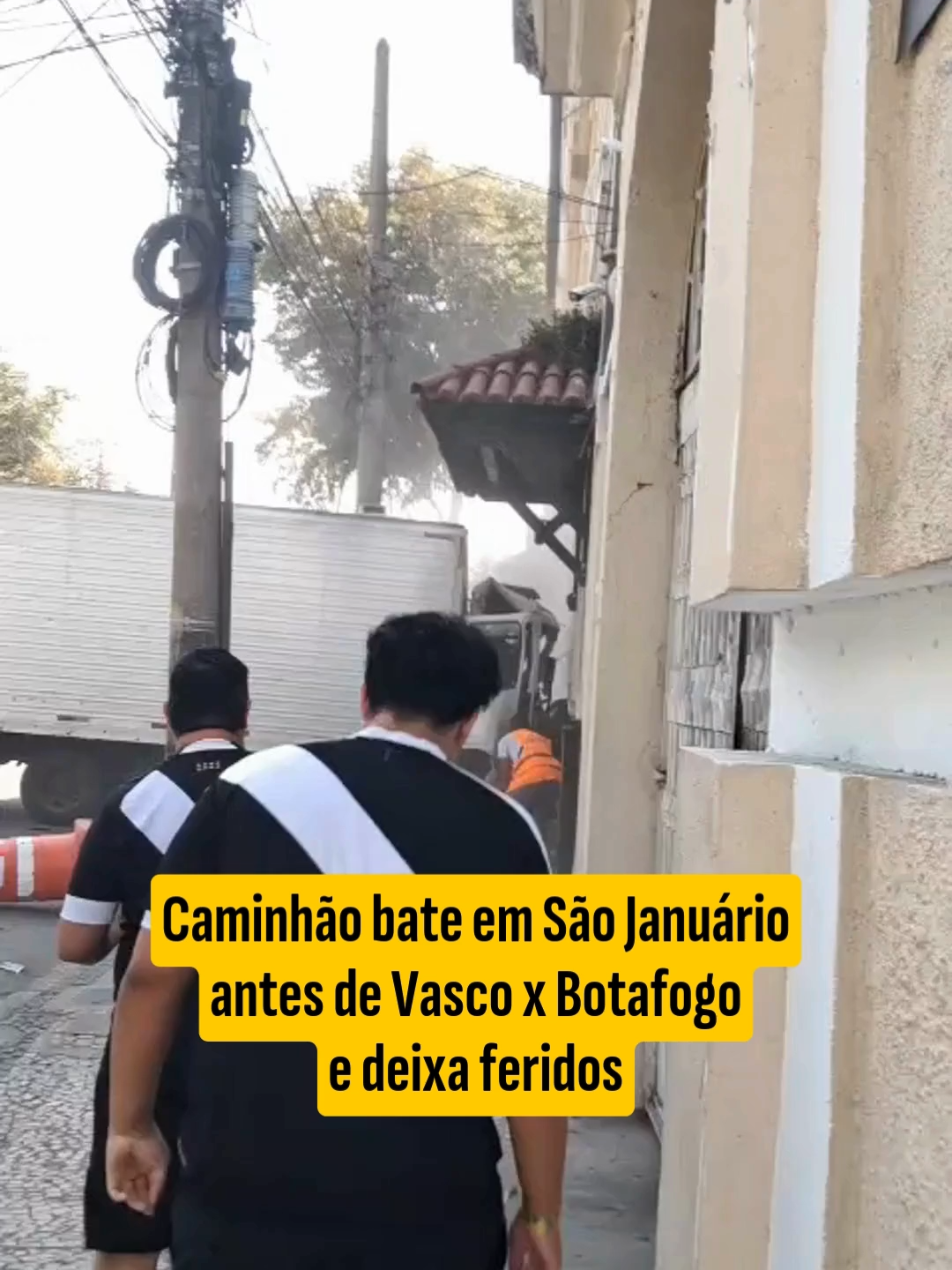 Um caminhão perdeu o controle e bateu forte no muro de São Januário deixando feridos hoje de manhã, antes da partida entre Vasco e Botafogo pela Copa do Brasil, que vai rolar às 21h30 Com o impacto da batida parte do muro da fachada tombada de São Januário foi quebrada. O clube já está tomando as providências para fazer os reparos Os ocupantes do automóvel ficaram feridos e o Corpo de Bombeiros foi acionado para fazer o resgate e levá-los para o hospital 🎥 Reprodução #UOL #UOLEsporte #Vasco #Botafogo #TikTokEsportes #SaoJanuario