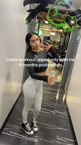 Hit upperbody with me 4 months postpartum! 💪🤍 I always recieve a lot of questions about what I do being postpartum. The key to reduce inflammation and bolating in the face/body is staying away from sugars and alchol! I try to avoid these two as much as I can and keep them at a minimum, I do get a sweet treat on the weekends here and there don’t get me wrong, but try not to everyday. Everyones postpartum gym journey looks very different just start a routine and with consistency and discipline, you can get the results you want! You got this! 💪🫶🥰👏 Also and tips on my form on any workout is appreciated, everything I do was learned from my own experience! 🥰 #Gym #postpartum #Fitness #postpartumjourney #gymmotivation 