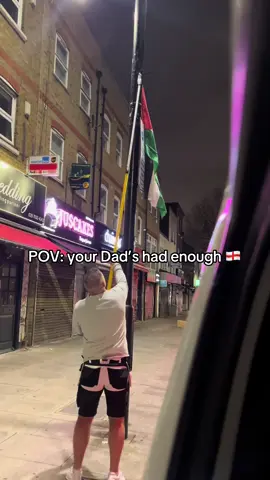 Whilst everyone is raising the colours, can we take a moment to appreciate my Dad taking these down 😂👏🏻 Let’s keep our flags flying 🏴󠁧󠁢󠁥󠁮󠁧󠁿🇬🇧 #fyp #thisisengland #enoughisenough #beenaminute #unitethekingdom 