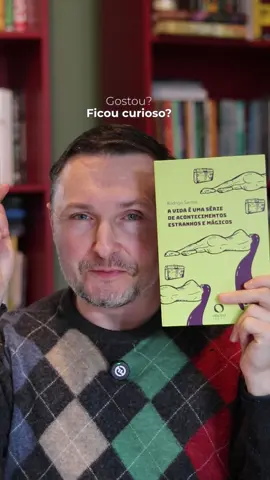 Esse livro mistura realismo mágico com a vida real de um jeito que você nunca viu. 📖 A vida é uma série de acontecimentos estranhos e mágicos, de Rodrigo Santos. 👉 Já leu algo assim? #BookTok #BookTokBrasil #Livros #resenhadelivros #realismomagico  