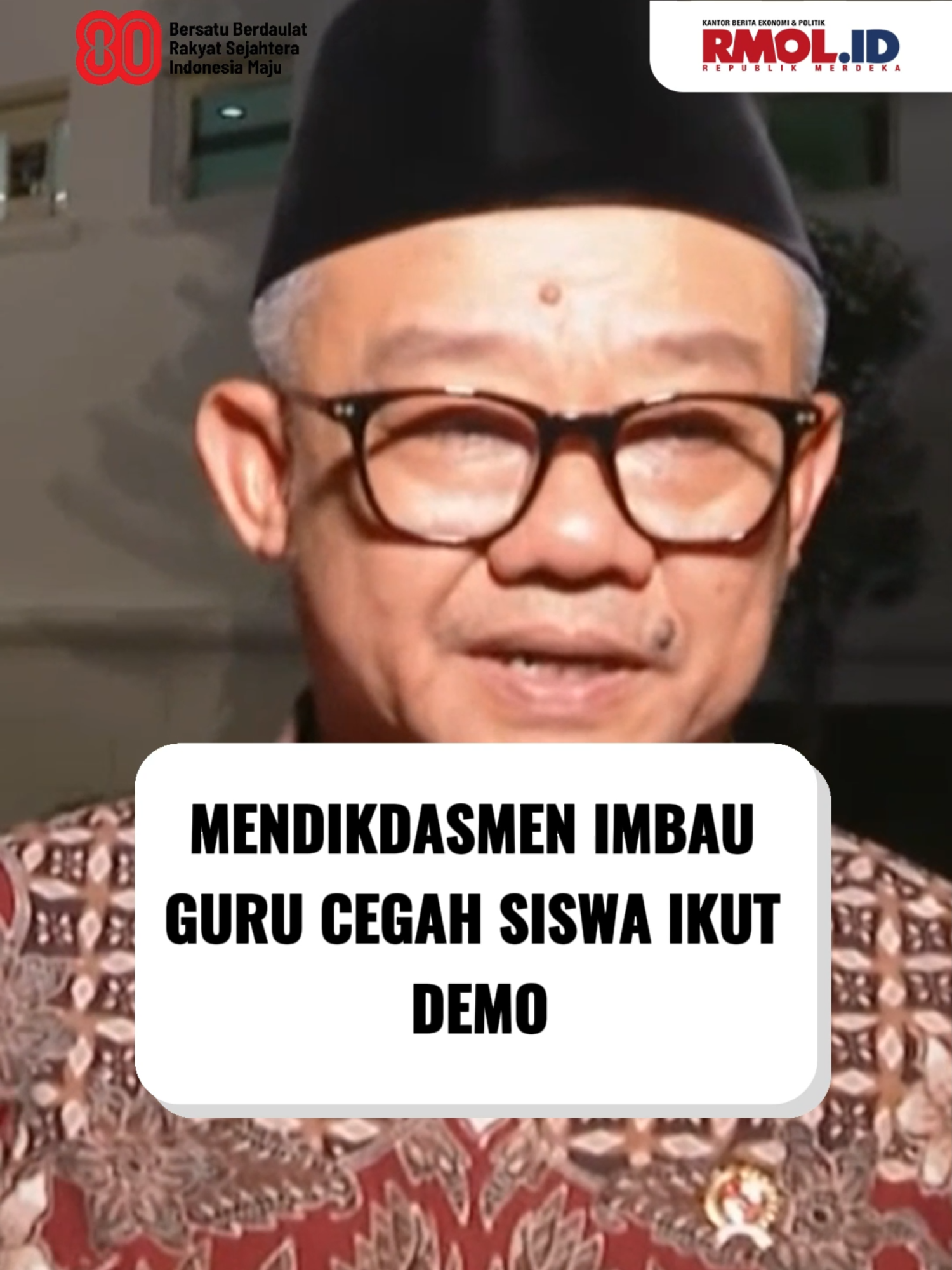 Menteri Pendidikan Dasar dan Menengah (Mendikdasmen) Abdul Mu’ti meminta guru dan kepala sekolah lebih ketat mengawasi murid agar tidak ikut aksi demonstrasi. Usai bertemu Presiden Prabowo Subianto di Istana Merdeka, Jakarta, Rabu, 27 Agustus 2025, Mu’ti menyoroti maraknya keterlibatan pelajar dalam unjuk rasa, termasuk penangkapan puluhan siswa di depan DPR. Ia menegaskan tugas utama pelajar adalah belajar, bukan turun ke jalan. “Kalau namanya pelajar ya pelajarlah. Belajar di kelas untuk masa depan mereka,” ujarnya. Video Editor: Andre Rangga #rmol #republikmerdekaonline #mendikdasmen #abdulmuti #siswa #sekolah #demo #unjukrasa #guru #murid #DPR