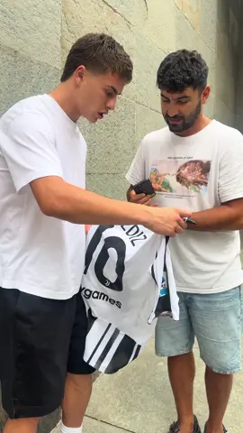 Nerden baksan KRAL 👑 10 #seninicin #beniöneçıkart #juventus #juve #kenanyildiz #finoallafine #autograph #jersey #torino #turin #juventusfans⚪⚫ 