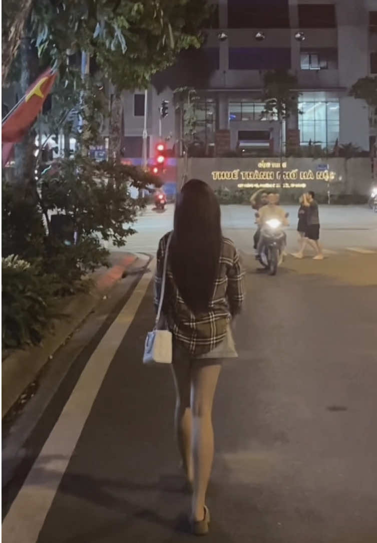 Em trở về với cuộc sống bộn bề, lối em đi ngược lối anh về..